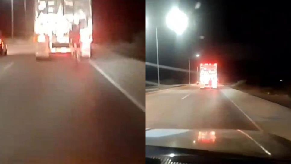Captan a ciclista casi pegado de un tráiler en la carretera Los Mochis–Topolobampo Captan a ciclista casi pegado de un tráiler en la carretera Los Mochis–Topolobampo
