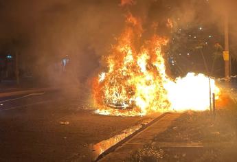 Vehículo termina calcinado en el bulevar Zacatecas de Los Mochis