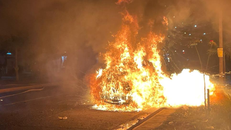 Vehículo termina calcinado en el bulevar Zacatecas de Los Mochis Vehículo termina calcinado en el bulevar Zacatecas de Los Mochis