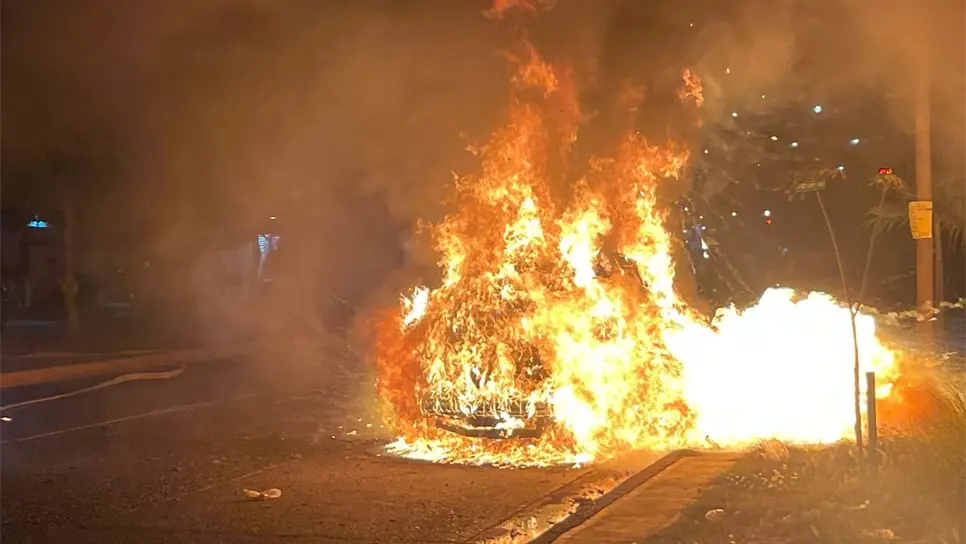 Las llamas envolvieron por completo la unidad. (FOTO: Ernesto Torres).