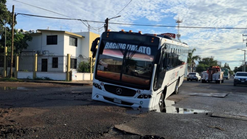 Se abre socavón en Culiacán y cae un camión urbano en la colonia Humaya Se abre socavón en Culiacán y cae un camión urbano en la colonia Humaya