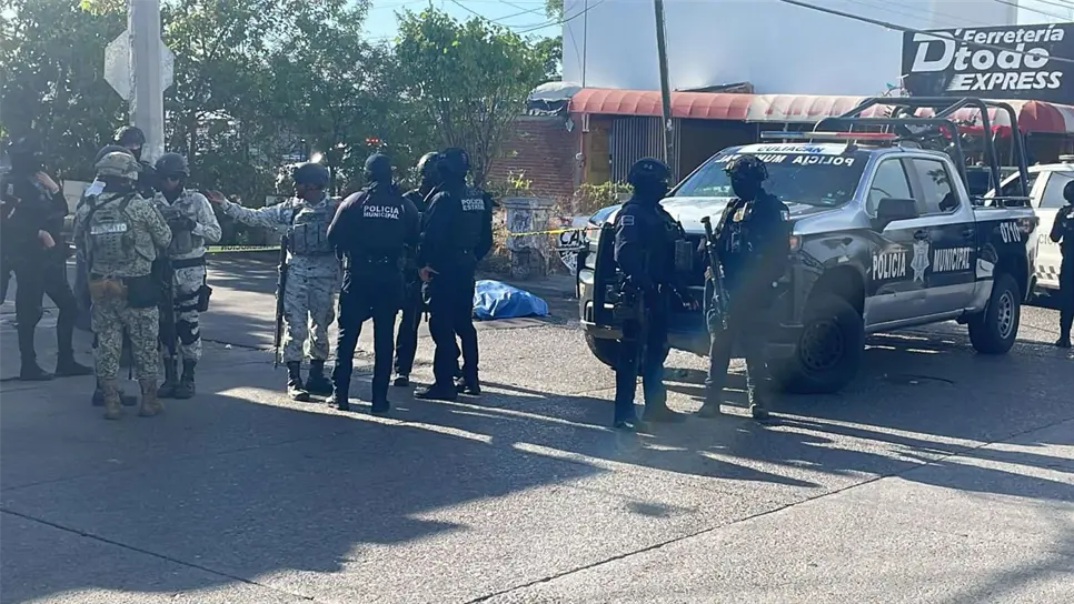 El cuerpo del policía quedó sin vida en la banqueta.