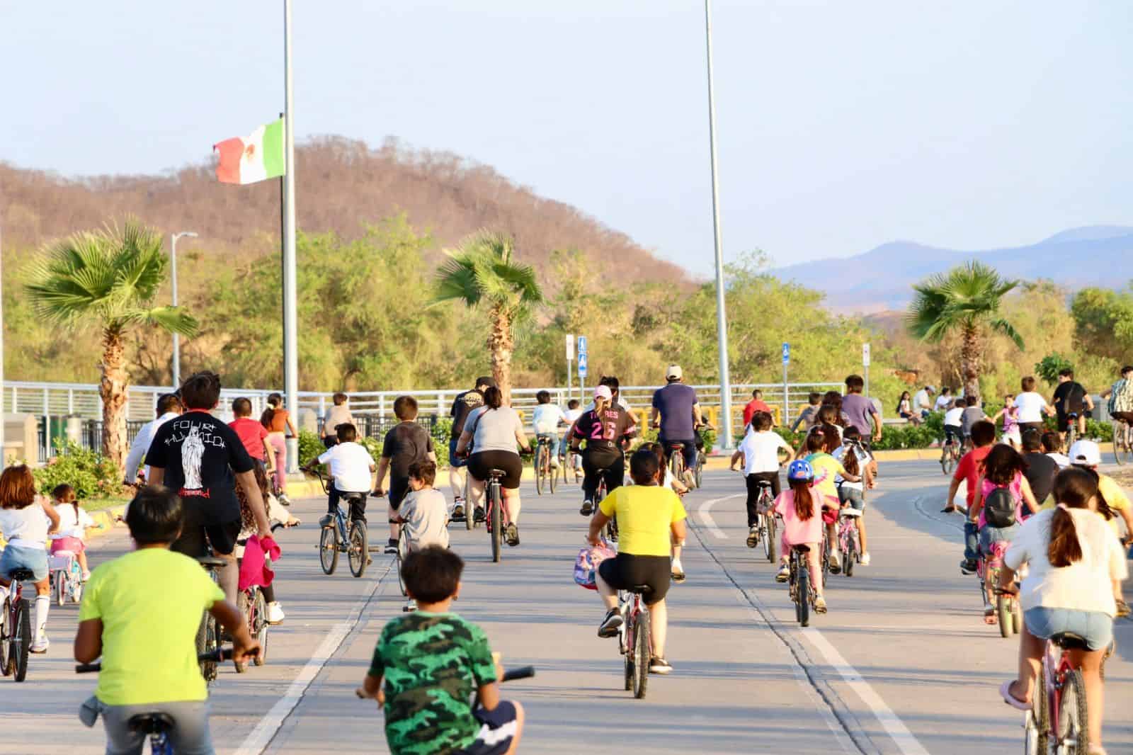 Decenas de familias acudieron a pasear en bicicleta al malecón de Badiraguato. (FOTO: Cortesía).