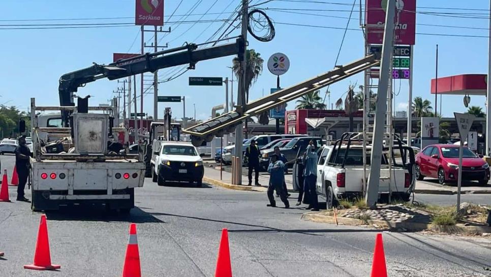 Inician reparación de semáforo en Zacatecas e Independencia, en Los Mochis Inician reparación de semáforo en Zacatecas e Independencia, en Los Mochis