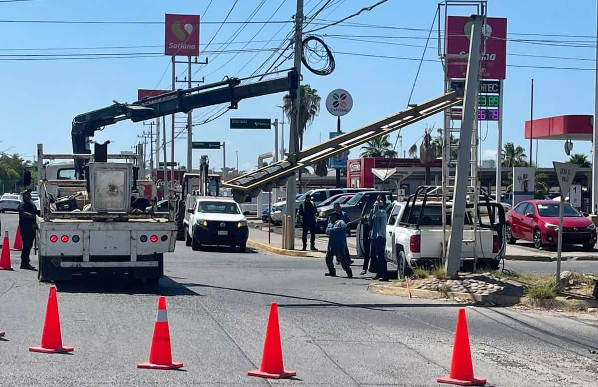 Inician reparación de semáforo en Zacatecas e Independencia, en Los Mochis