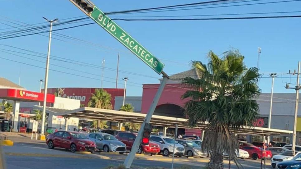 Semáforo en Los Mochis a punto de colapsar; afirman que no es un riesgo Semáforo en Los Mochis a punto de colapsar; afirman que no es un riesgo