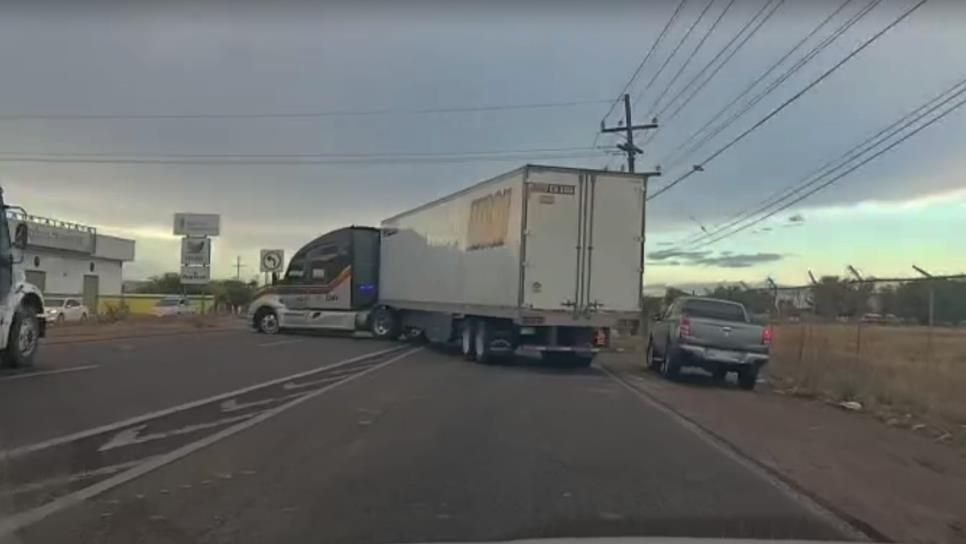 Localizan un tráiler bloqueando la carretera a Eldorado a la altura de El Quemadito