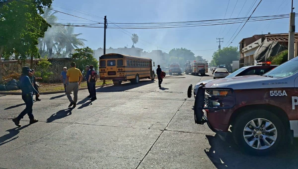 El incendio se registró en una casa que era utilizada para almacenar material reciclable. FOTO: Luz Noticias.