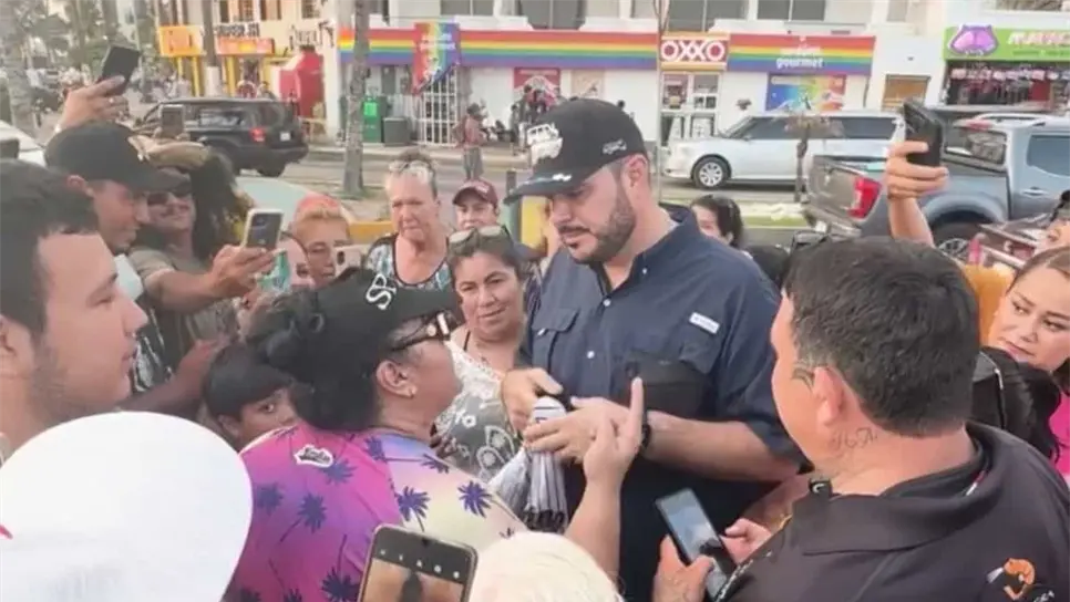 El Chikilín fue abordado por decenas de mazatlecos. (FOTO: Enrique Chan).