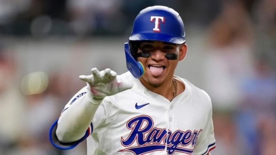 Alejandro Osuna conecta su primer cuadrangular en la Grandes Ligas con Texas | VIDEO
