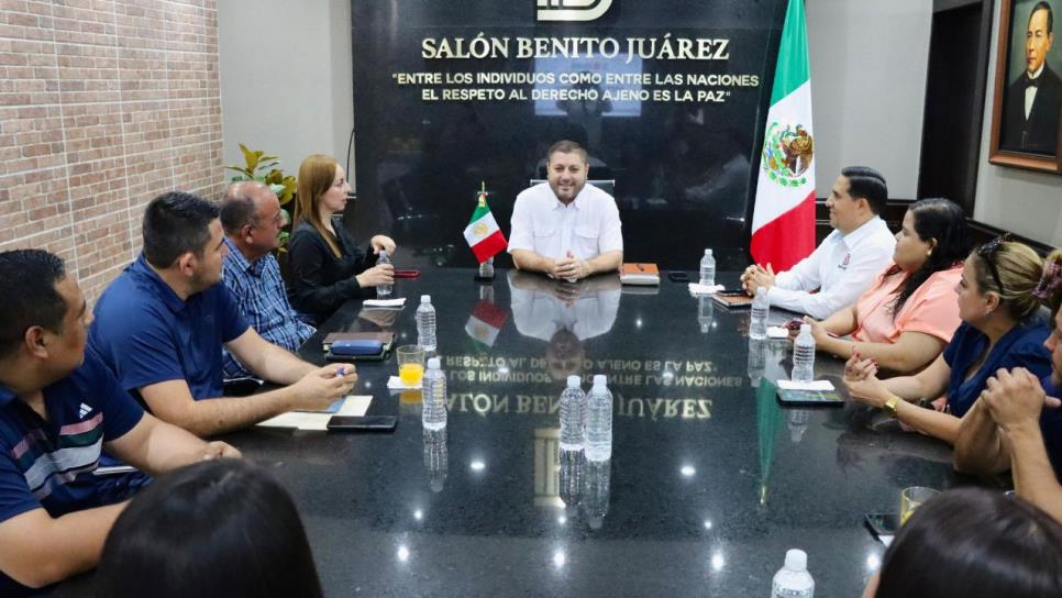 Alcalde de Badiraguato reafirma su compromiso con el sector educativo; se reúne con directivos de escuelas Alcalde de Badiraguato reafirma su compromiso con el sector educativo; se reúne con directivos de escuelas