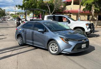 Aseguran un vehículo, ponchallantas y un chaleco táctico tras ataque a dos casas en Culiacán