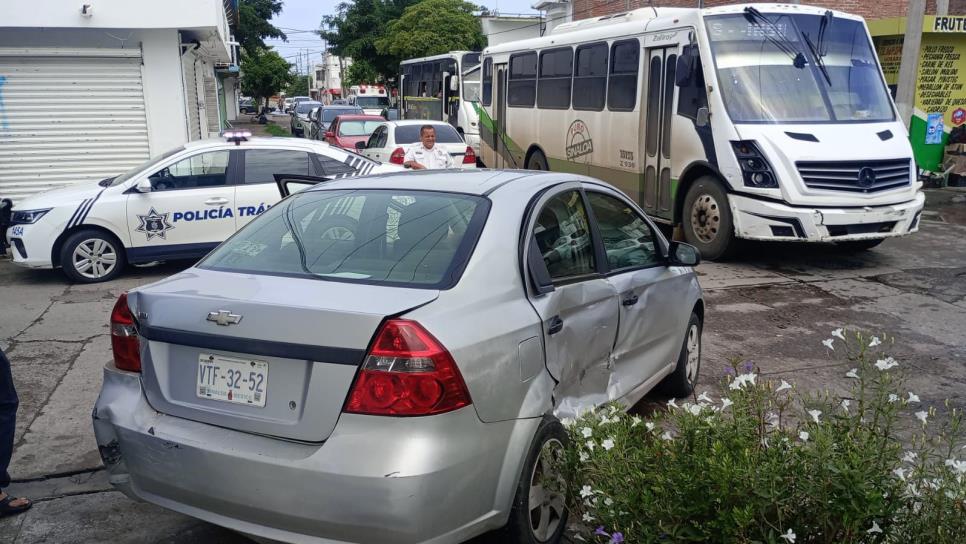 Mujer choca en su automóvil y resulta lesionada en Mazatlán Mujer choca en su automóvil y resulta lesionada en Mazatlán