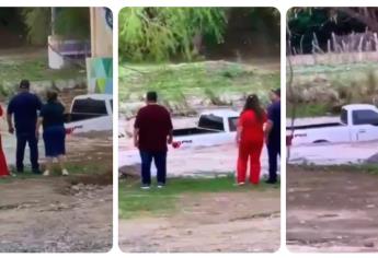 Crece río Choix en El Vado y se lleva una camioneta | VIDEO