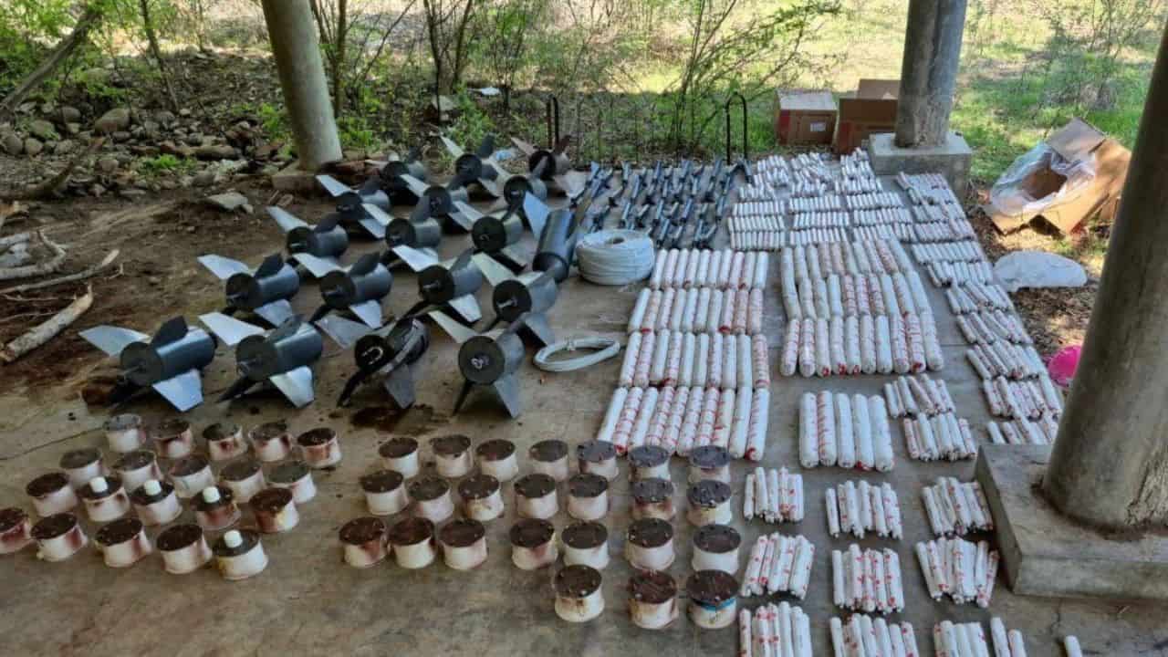 Además de 18 artefactos explosivos improvisados de aproximadamente 10 kg para ser lanzados por dron, 7 fulminantes engarzados y un rollo de mecha lenta de aproximadamente mil metros