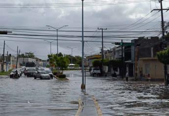 Carros varados e inundaciones, el saldo de las lluvias de este jueves en Mazatlán