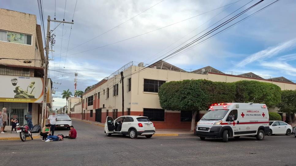 Conductora embiste a pareja de motociclistas en Los Mochis Conductora embiste a pareja de motociclistas en Los Mochis