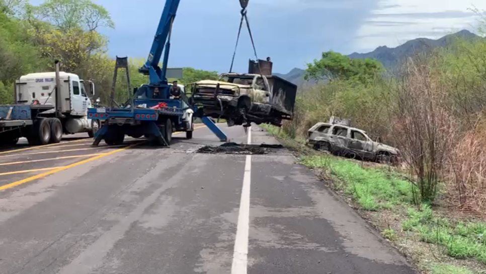 Cuatro vehiculos monstruo terminan calcinados tras enfrentamiento entre gatilleros en Elota Cuatro vehiculos monstruo terminan calcinados tras enfrentamiento entre gatilleros en Elota