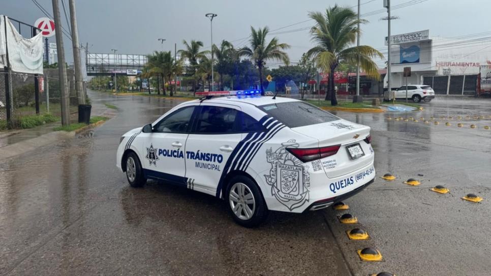 Cierran vialidades en Mazatlán por inundación de avenidas tras fuertes lluvias Cierran vialidades en Mazatlán por inundación de avenidas tras fuertes lluvias