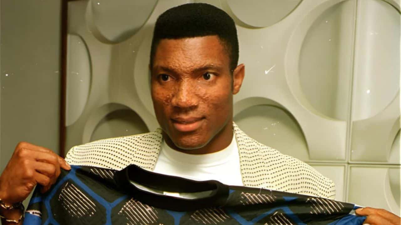 Fallece Peter Rufai, el príncipe que cambió la realeza por las canchas de futbol