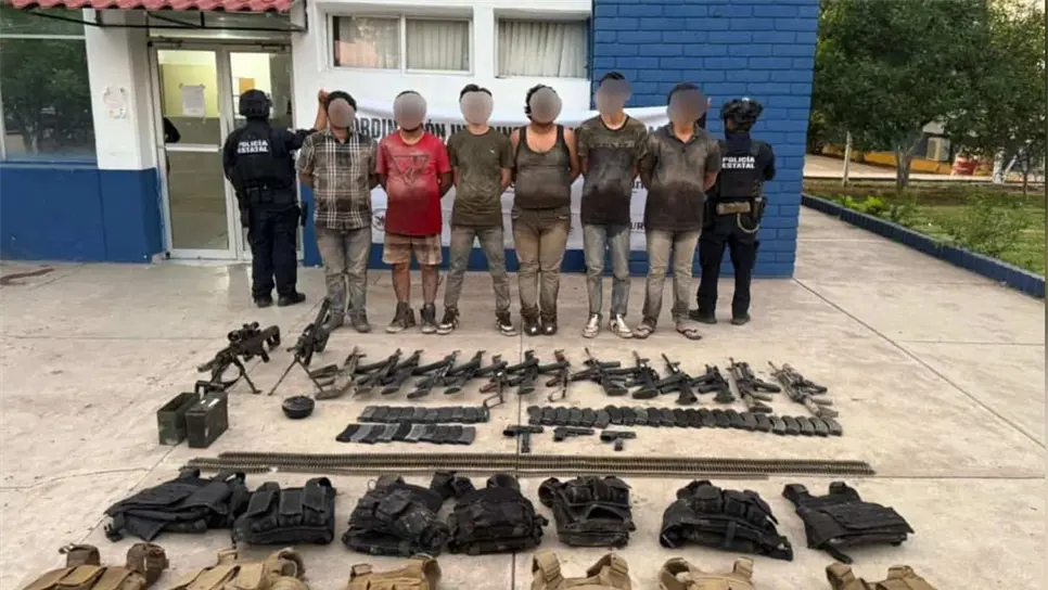 Los detenidos y las armas aseguradas. (Cortesía).