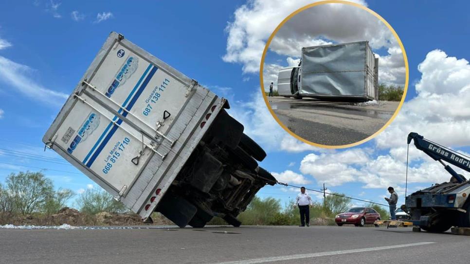Vuelca camioneta cargada con hielo en la carretera Los Mochis - Ahome Vuelca camioneta cargada con hielo en la carretera Los Mochis - Ahome