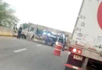 Tras presunto enfrentamiento en San Blas queman un vehículo por la Benito Juárez, Navolato