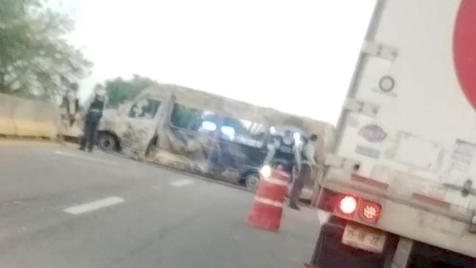 Bloquean y calcinan un camión en la carretera Benito Juárez en San Blas, Navolato Bloquean y calcinan un camión en la carretera Benito Juárez en San Blas, Navolato