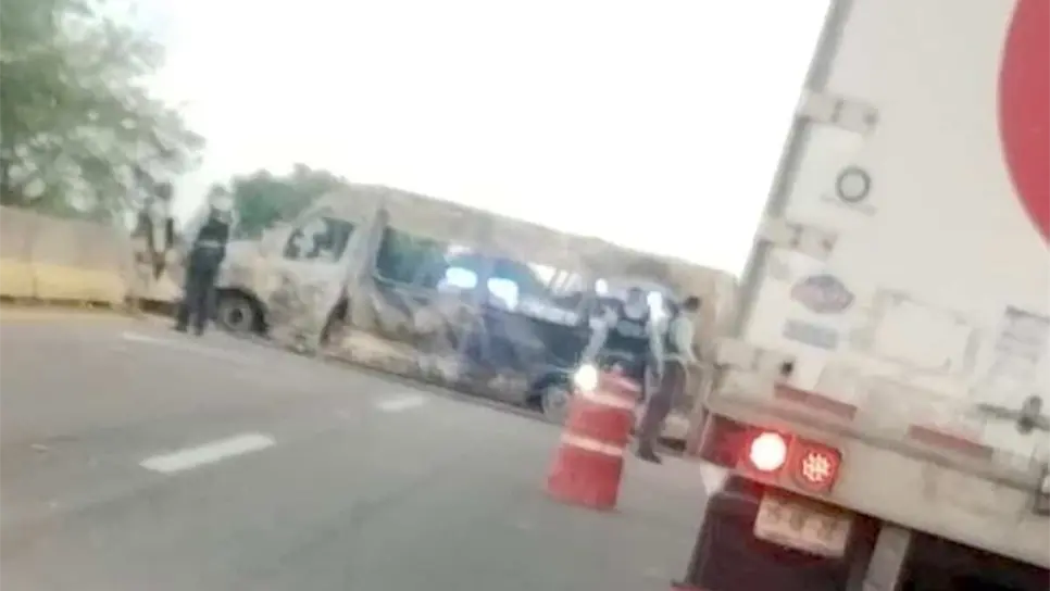 Bloquean y calcinan un camión en la carretera Benito Juárez en San Blas, Navolato