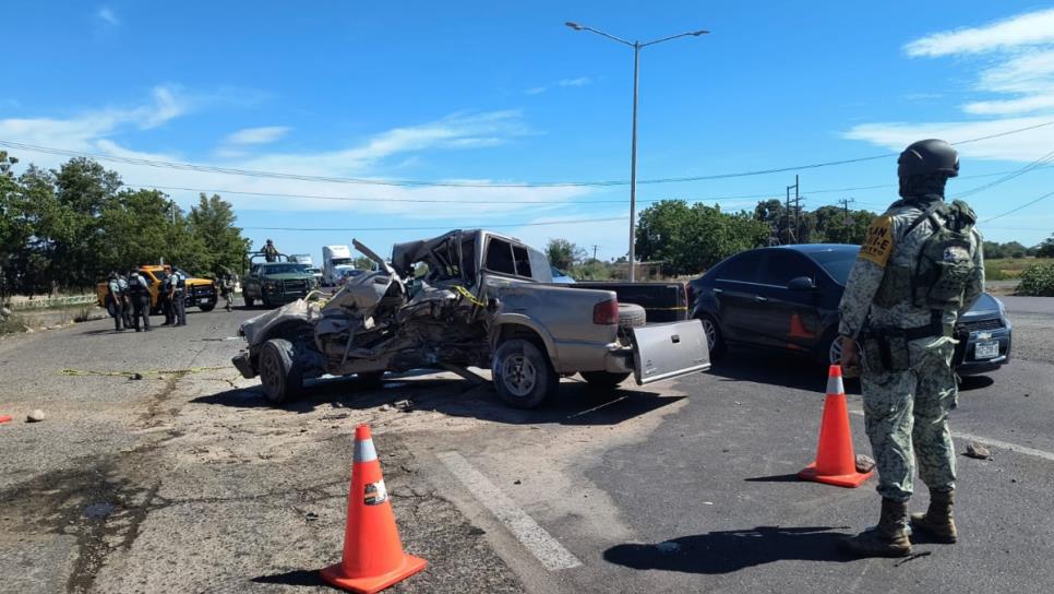 Dos jóvenes resultan lesionados en aparatoso accidente entre camioneta y tráiler en San Miguel, Ahome Dos jóvenes resultan lesionados en aparatoso accidente entre camioneta y tráiler en San Miguel, Ahome