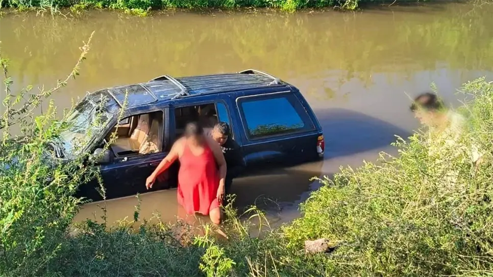La vagoneta estaba ocupada por una familia de dos adultos y tres menores, dos niños y una niña, quienes no requirieron atención médica por el accidente, solo en susto que se llevaron al acer dentro del canal