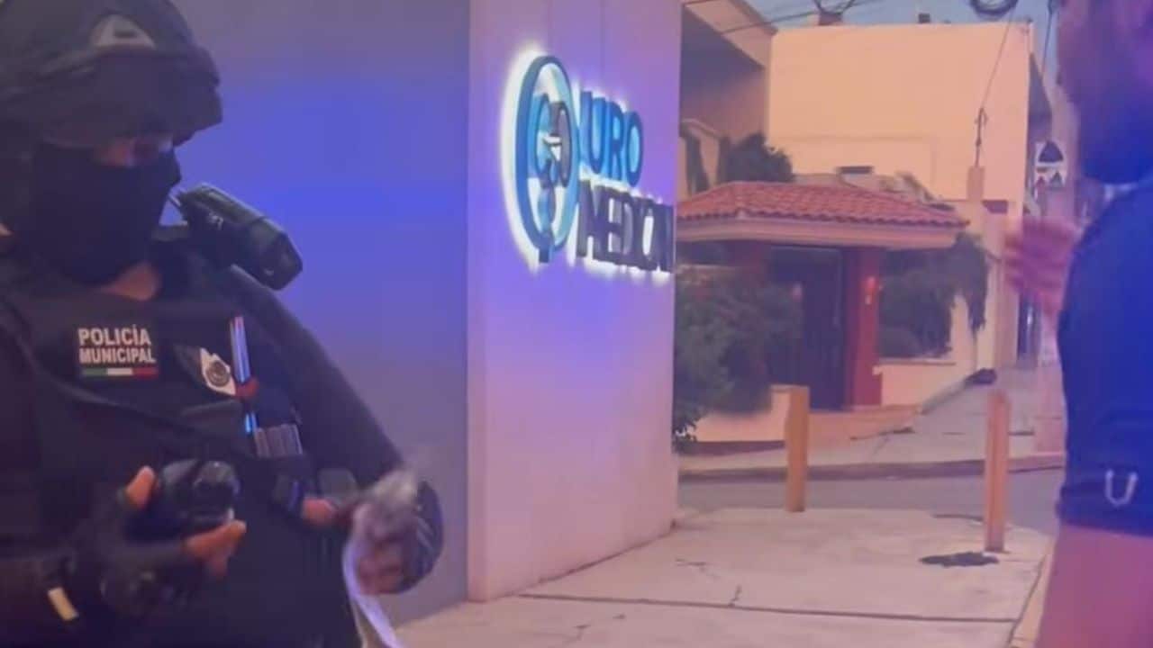 Mientras tanto, la mujer policía se negó y aseguró que tenía las atribuciones para solicitar una grúa, remolcar la unidad y llevarse detenido al conductor