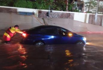 Lluvias nocturnas provocan encharcamientos en Mazatlán; familias y vehículos quedaron varados