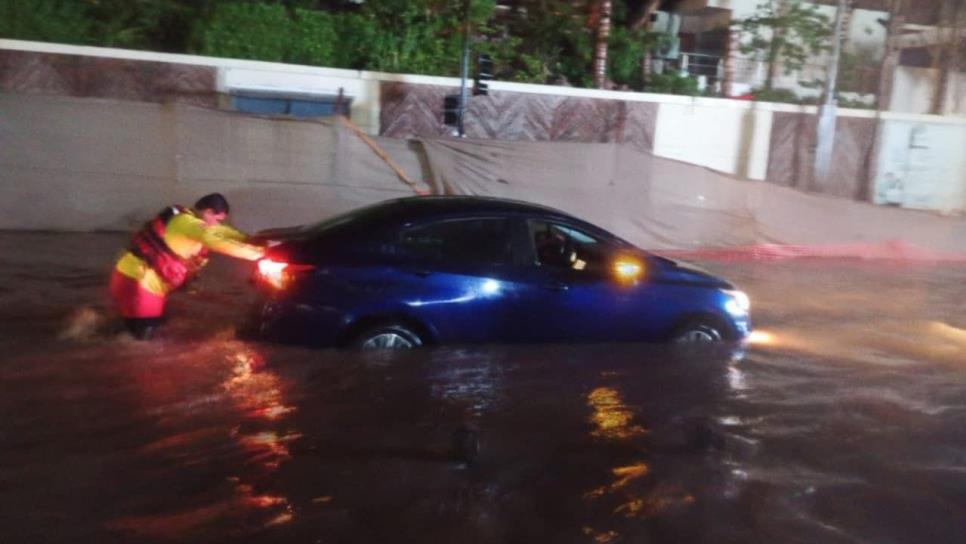 Lluvias nocturnas provocan encharcamientos en Mazatlán; familias y vehículos quedaron varados Lluvias nocturnas provocan encharcamientos en Mazatlán; familias y vehículos quedaron varados