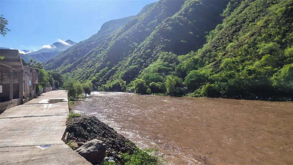 Y es que las lluvias llegaron a dicha comunidad para que el río Batopilas volviera a relucir su caudal donde dicha agua va directo al municipio de Choix, Sinaloa