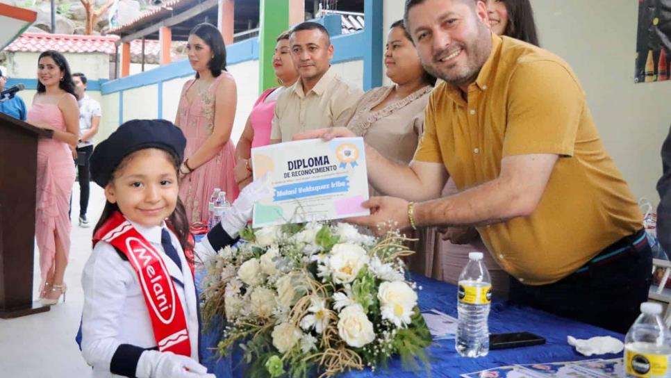 Alcalde de Badiraguato asiste a ceremonia de clausura de preescolares; refrenda su compromiso con la niñez