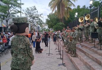 Banda de Guerra del Ejército ofrece exhibición con música de banda en la Plazuela de Catedral de Culiacán