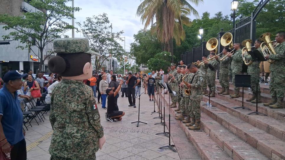 Banda de Guerra del Ejército ofrece exhibición con música de banda en la Plazuela de Catedral de Culiacán Banda de Guerra del Ejército ofrece exhibición con música de banda en la Plazuela de Catedral de Culiacán