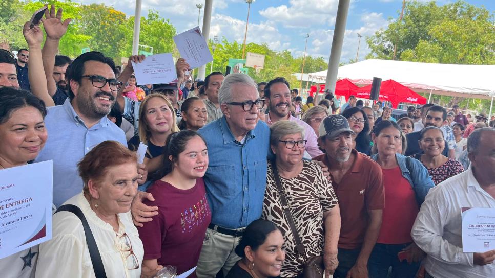 Rocha Moya beneficia a más de 200 microempresarios de Culiacán con equipos productivos Rocha Moya beneficia a más de 200 microempresarios de Culiacán con equipos productivos