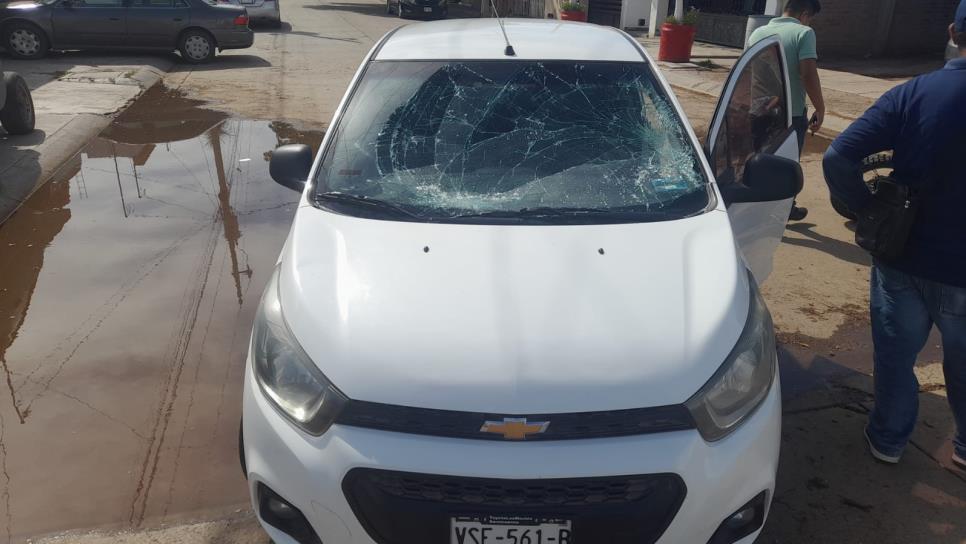Motociclista termina grave al ser impactado por una Cherokee en Los Mochis Motociclista termina grave al ser impactado por una Cherokee en Los Mochis