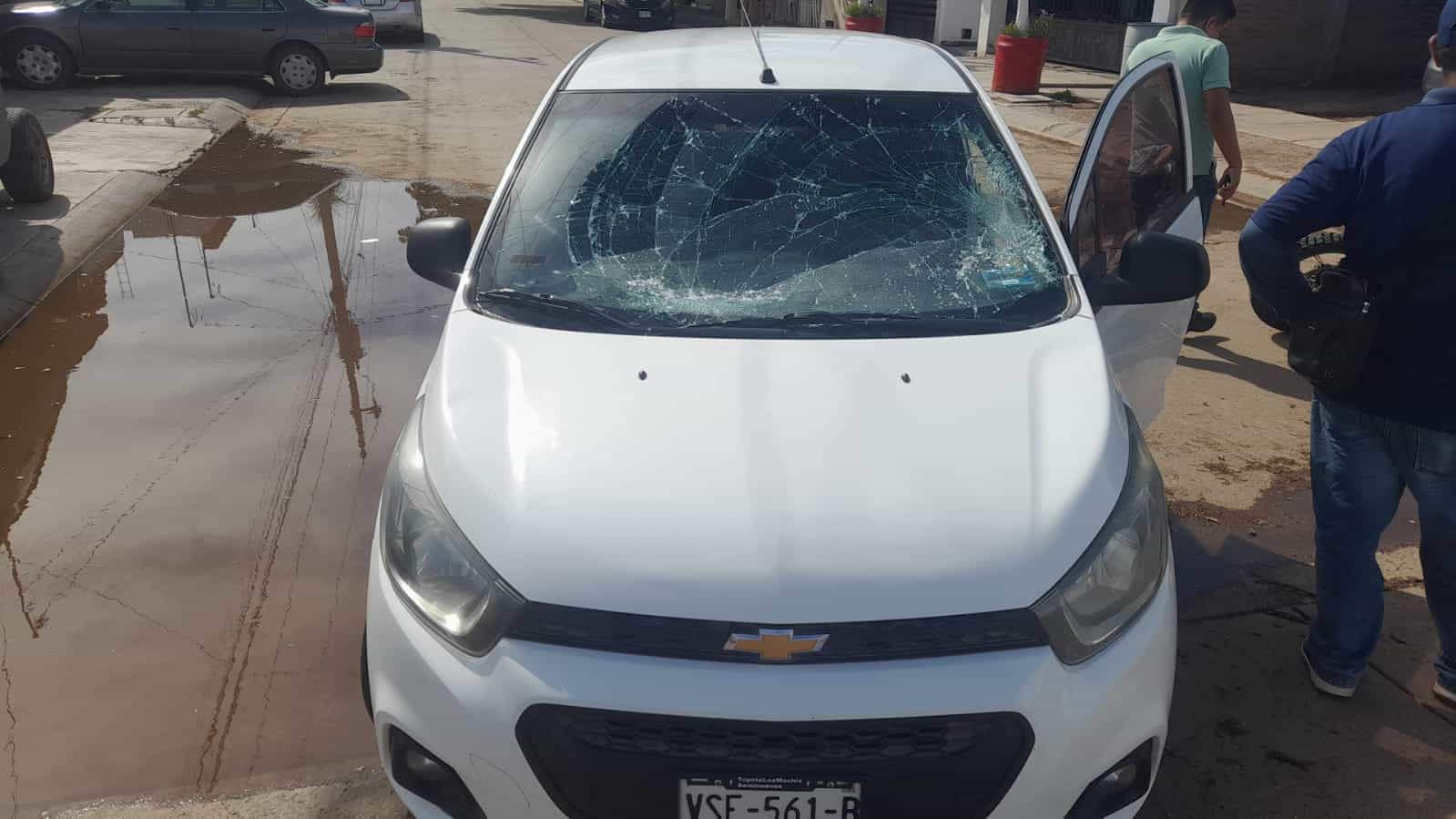 El motociclista cayó sobre el cristal de un vehículo. (FOTO: Ernesto Torres).