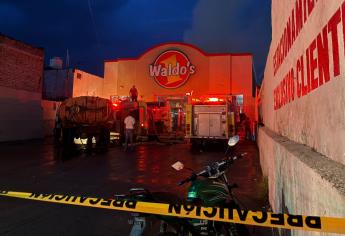 Fuerte incendio causa daños materiales en tienda de importaciones en Escuinapa 