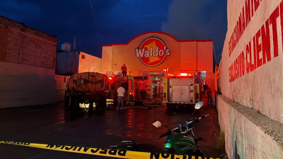 Fuerte incendio causa daños materiales en tienda de importaciones en Escuinapa Fuerte incendio causa daños materiales en tienda de importaciones en Escuinapa
