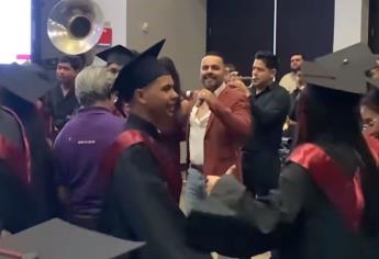 El cantante Carlos Sarabia sorprende a estudiantes en graduación en Mazatlán