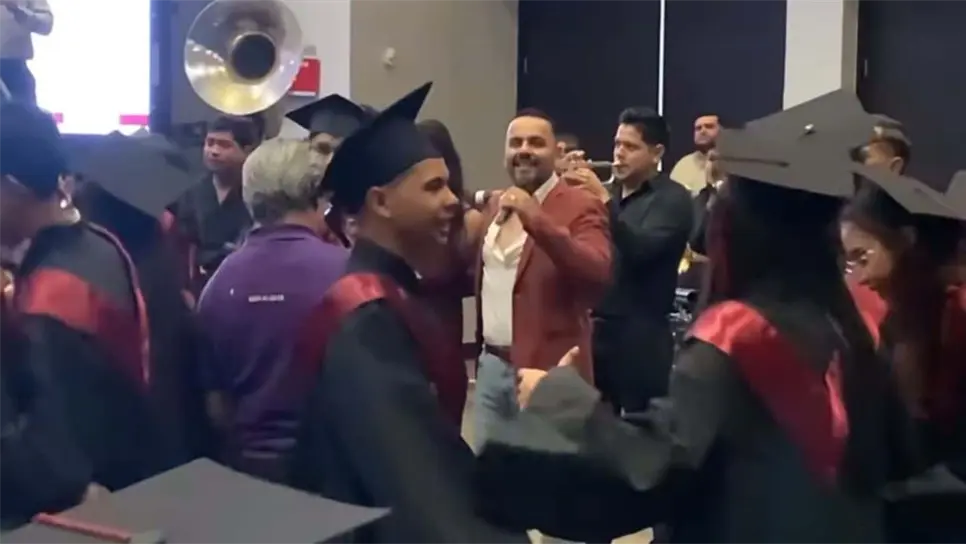 Las canciones “El Farol” y “Que Bonita” sonaron en todo el salón gracias a la interpretación de Carlos Sarabia, quien de manera inesperada llegó para poner el ambiente a tan importante evento para los recién graduados