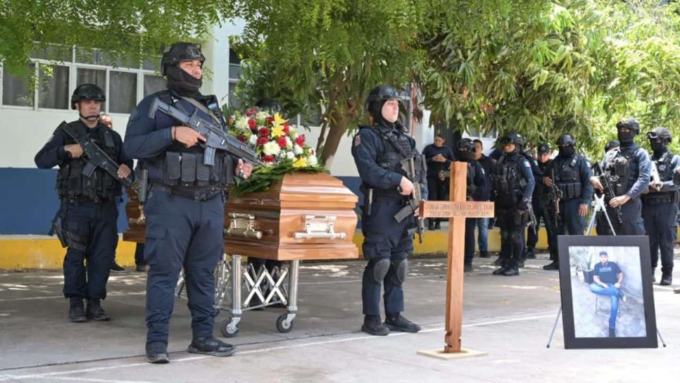 Despiden con honores a Jorge Ernesto, Policía Estatal asesinado en el Campo El Díez, Culiacán Despiden con honores a Jorge Ernesto, Policía Estatal asesinado en el Campo El Díez, Culiacán