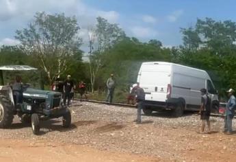 Camión de Mercado Libre se atora en las vías del tren en El Fuerte; así lo saca un tractor | FOTOS