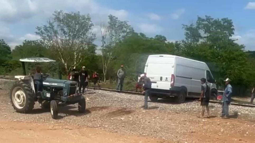 Camión de Mercado Libre se atora en las vías del tren en El Fuerte; así lo saca un tractor | FOTOS