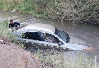 Por sacarle la vuelta a un perro cae a un canal de riego en Los Mochis