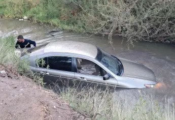 Por sacarle la vuelta a un perro cae a un canal de riego en Los Mochis
